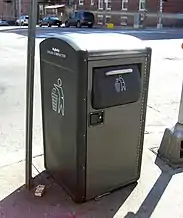 Un compactador de basura con energía solar, Jersey City, EE. UU.