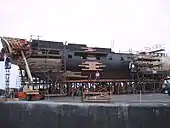 Barco de tamaño completo en montaje.