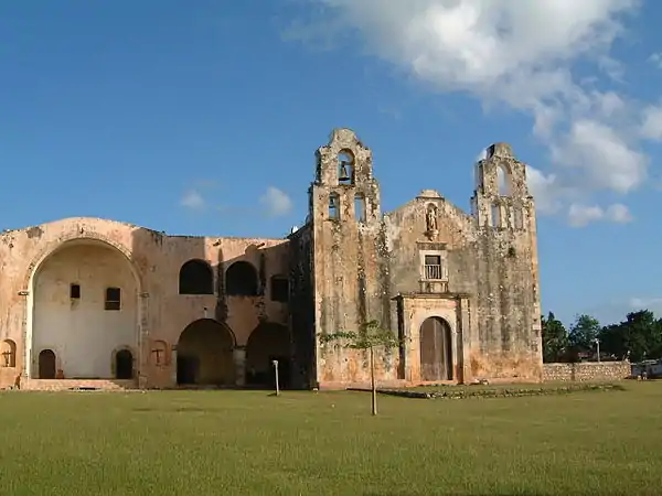 Vista de la plaza donde se realizó el Auto de fe de Maní, en julio de 1562, y Convento de San Miguel Arcángel, Maní, Yucatán