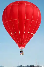 Globo aerostático de aire caliente.