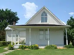 American Gothic House de Eldon (Iowa), utilizada como fondo para el cuadro American Gothic, de Grant Wood, 1930.