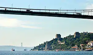 El Castillo de Rumelia y un tramo de uno de los puentes colgantes que atraviesan el estrecho.