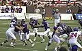 Los jugadores ofensivos de East Carolina bloqueando a los defensivos de Boise State.