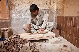 Un trabajador de los mosaicos