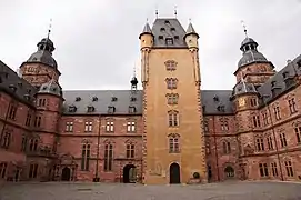 Torres en esquina en el gran patio del palacio de Johannisburg