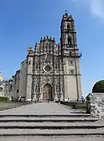 Vista exterior frontal del templo