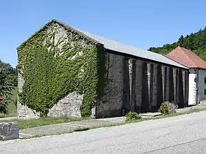 Itzandeguía es un edificio coétaneo del hospital con características constructivas muy similares.