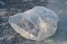 Las bolsas de plástico transparente (que se muestran) están hechas de LDPE; las bolsas de compras de película soplada con asas ahora están hechas de HDPE