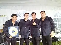 Fotografía tomada en Monterrey, N. L. México donde Grupo Ladrón recibe un premio de la Radio La Mejor 92.5 F.M.