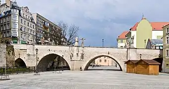 El puente gótico sobre foso del molino, Kłodzko.