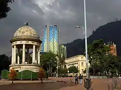 Con la Academia de la Lengua y las Torrres de City U