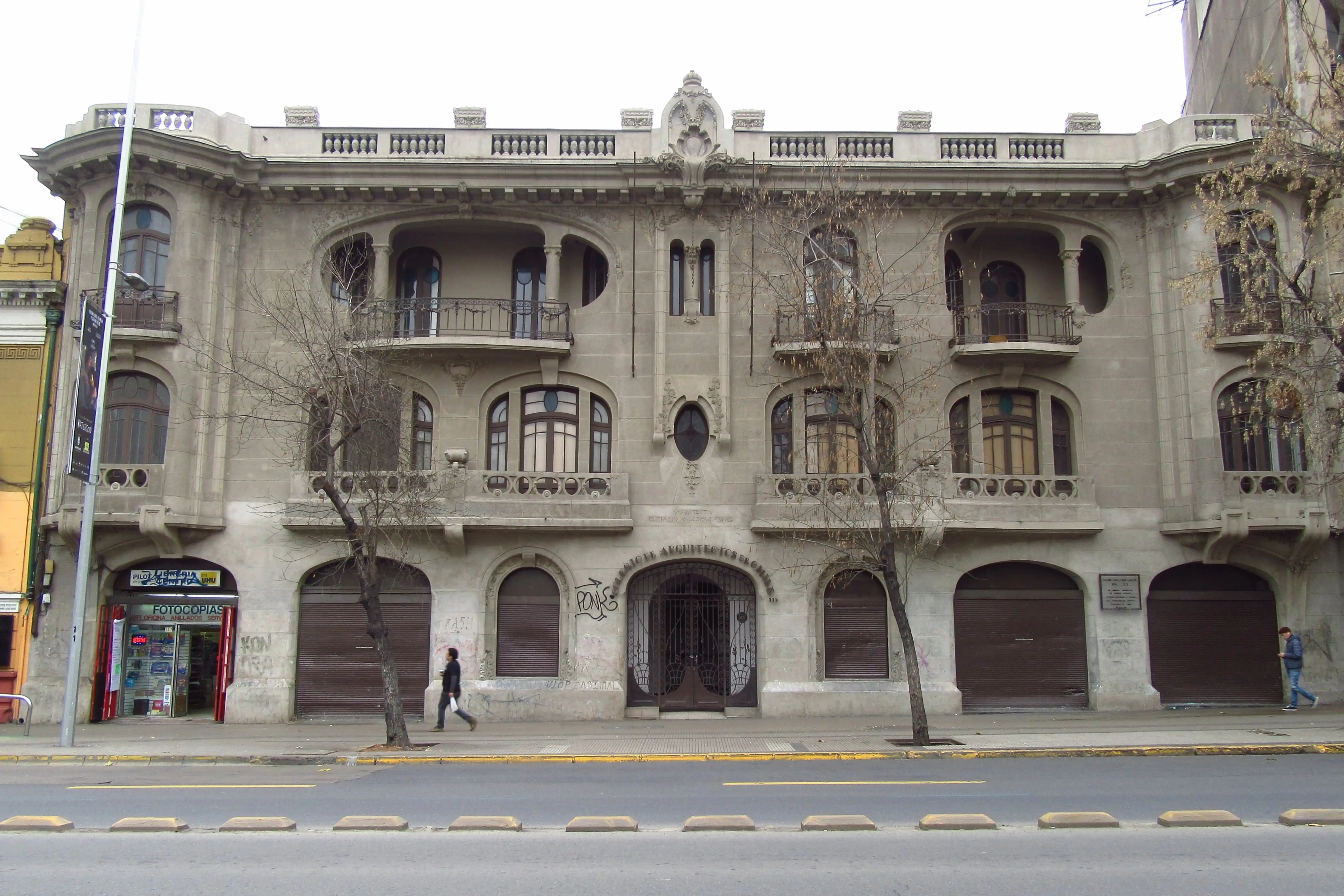 Sede Nacional del Colegio de Arquitectos de Chile, edificio de estilo art nouveau, diseñado por Luciano Kulczewski y construido en 1920.
