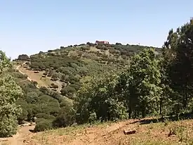 Cerro de Tentudía desde el sur. Monasterio homónimo en la cima