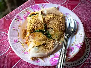 Khao soi noi songkhrueang es un plato de Shan: una envoltura hecha de masa de harina de arroz al vapor con un relleno de verduras al vapor y espolvoreada con maní molido.