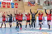 Las jugadoras de balonmano del Thüringer HC de la Bundesliga celebran con los aficionados la victoria.