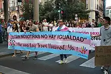 Pancarta pidiendo una ley trans nacional durante la marcha del orgullo LGBT en Valladolid en 2022