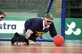 Jugadora con antifaz opaco y pelota  con cascabeles
