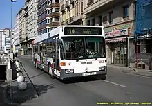 Autobús Mercedes-Benz ya retirado haciendo la línea 16 a la altura de Fomento en 2006.