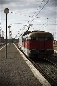 Locomotora eléctrica de la serie 252 de Renfe Operadora con un coche manso de Talgo III en la estación de Castejón de Ebro. 14-08-2008.