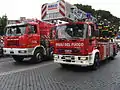 Vehículos del Servicio Contraincendios Italiano con un vehículo Astra a la izquierda y un Magirus con escalera desplegable, Desfile de las fuerzas armadas en Roma, 2 de junio de 2006.