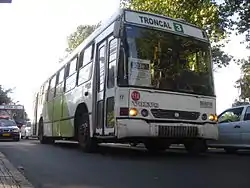 Bus reacondicionado del Transantiago en servicio 303e.