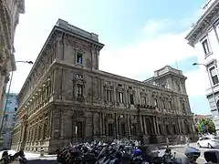 La fachada lateral entre ambas plazas, la de la Scala y la de San Fedele