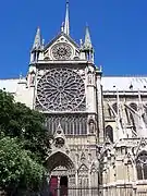 Hastial del trasepto sur de Notre Dame de París, un complejo hastial con un gran óculo que ya parece más una portada.