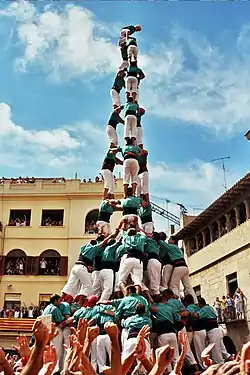 Castell con folre y manilles dels Castellers de Vilafranca.