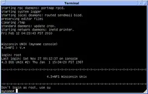 Captura de pantalla del inicio del sistema e inicio de sesión del emulación  en 4.3 BSD UNIX de la Universidad de Wisconsin alrededor de 1987.