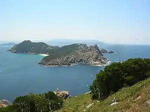 Isla de San Martiño o del Sur vista desde la Isla del Faro o del Medio, en las Cíes.