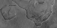 Terreno festoneado etiquetado con polígonos de centro bajo y polígonos de centro alto, imágenes por HiRISE y su programa HiWish y ampliada con HiView.