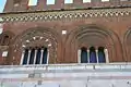 Cuadrífora y trífora del palacio del Comune en Piacenza