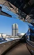 Vista de la sede de BMW desde el BMW Welt.