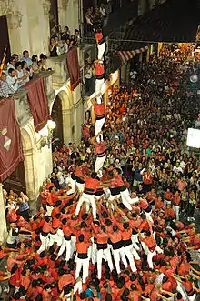 Castellers de la Colla Vella haciendo un «4 de 9 amb folre i pilar»