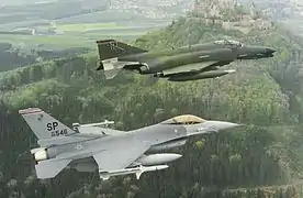 Un F-16 y un F-4 pertenecientes a la 52º Fighter Wing junto al Castillo de Hohenzollern