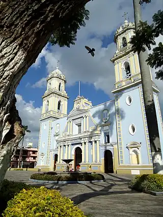 Vista en escorzo de la catedral.