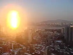 Durante 20 minutos de la puesta de sol, el lado oriental del edificio está iluminado con un intenso brillo.