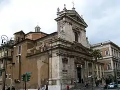 Volado del muro exterior que corresponde a la hornacina central de la capilla, sobre la que se encuentra la claraboya, y sobre ella el ventanal.