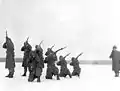 Miembros de la Compañía C, 9.º de Ingenieros, llevan a cabo un servicio funerario por los muertos durante el asedio, 22 de enero de 1945.