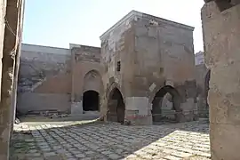 Patio de la Ağzıkara Han,  terminado en 1240