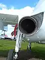 Tobera del motor izquierdo de un A-6E Intruder y rueda del tren trasero.