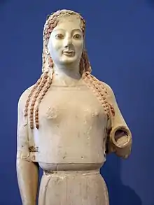 Kore llamada peplófora, hallada en la Acrópolis de Atenas (ca.  530 a. C.