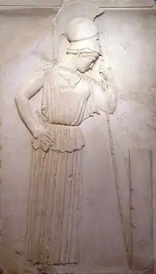 La Atenea pensativa, del 460 a. C., que se inclina en su lanza con pose pensativa. Tiene una aureola de delicadeza, sensibilidad y austeridad. La diosa está vestida con un peplo y dobla levemente la cabeza.