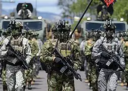 Equipamiento de las fuerzas especiales colombianas ''AFEUR'' En el desfile militar del dia de la independencia de Colombia.