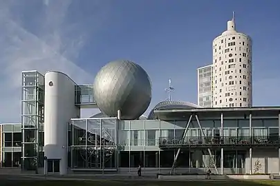 Centro de ciencias AHHAA. Al fondo, la Torre Caracol.