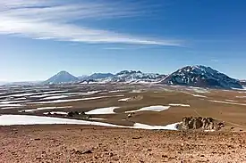 El Licancabur es la montaña de la derecha