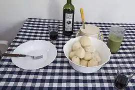 Bodegón con pruductos de Llano Negro y vecindades: papas, mojo verde, queso blanco del Rehielo y vino tinto.