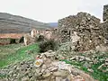 Vista del pueblo en ruinas. Al fondo, la espadaña de la iglesia.