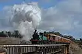 Locomotora histórica 1210 seguida de 4807 diesel-eléctrica que transporta uno de los muchos trenes turísticos de la antigua División ARHS ACT