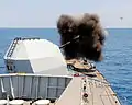 Un proyectil de 4.5 pulgadas es capturado en vuelo mientras la fragata Tipo 23 HMS Northumberland realiza un ejercicio de artillería